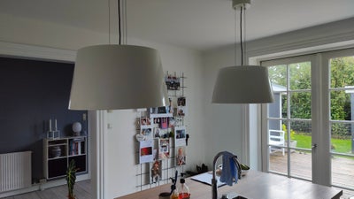 Hvid metal lampe