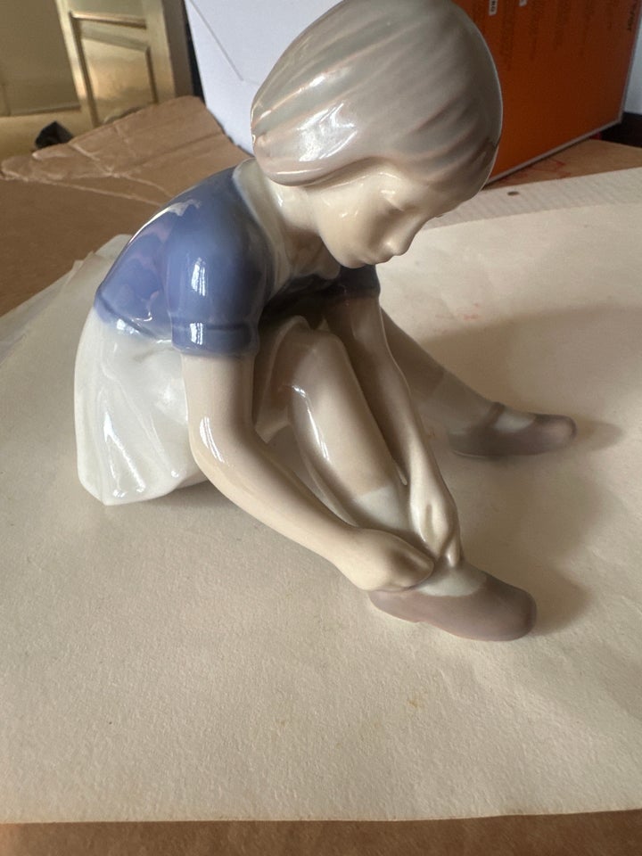 Pige figur i kongeligt porcelæn