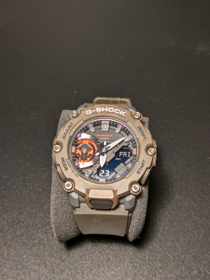 Ur, Casio G-Shock GA-2200MFR