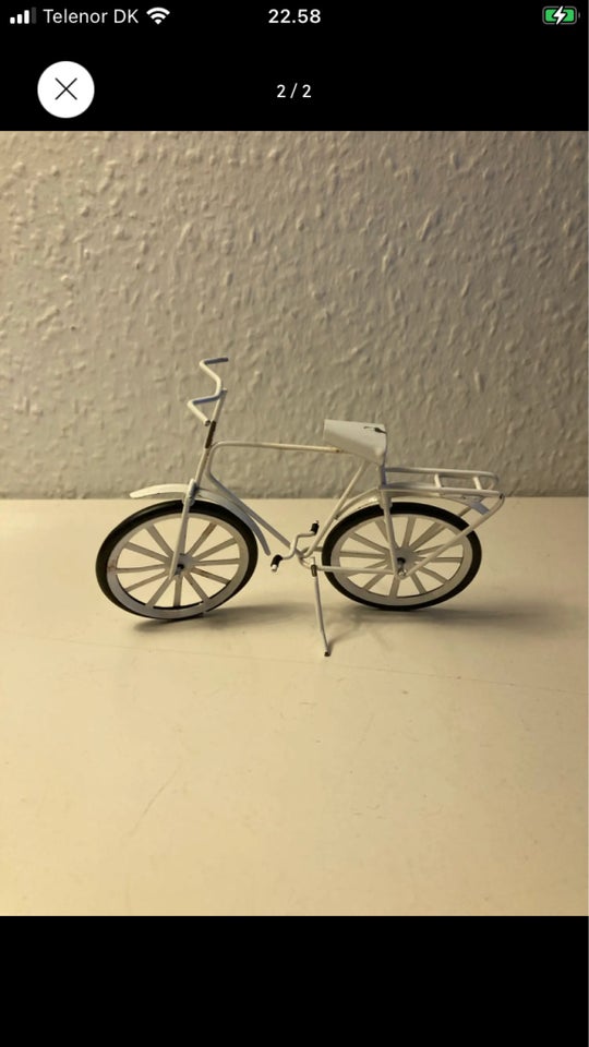 Hvid cykel fra 80’erne i metal