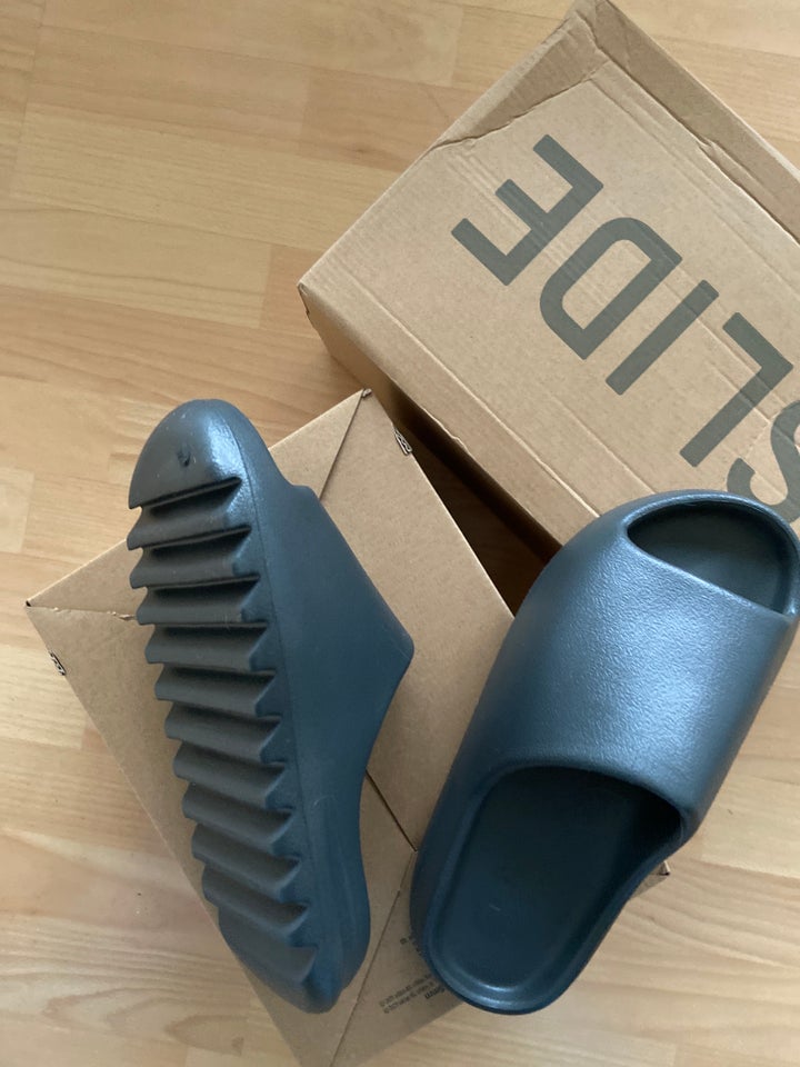 Sandaler, Yeezy slides, str. 44