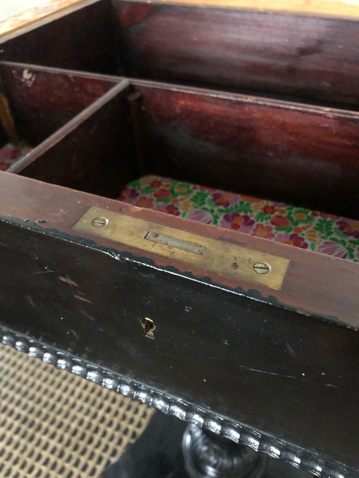 Smukt sjældent antik sybord - entré