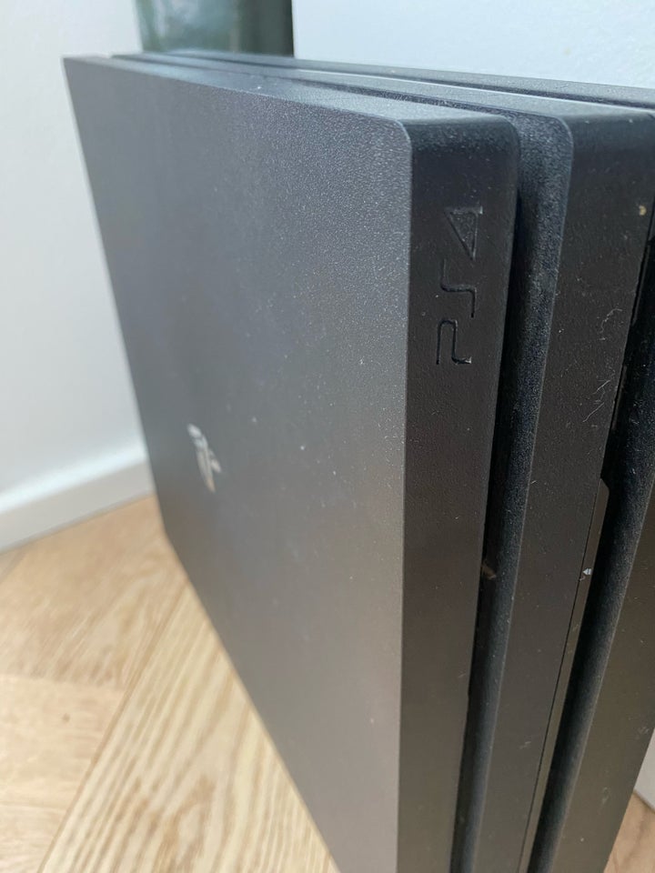 Playstation 4 Pro, CUH 7216B, God