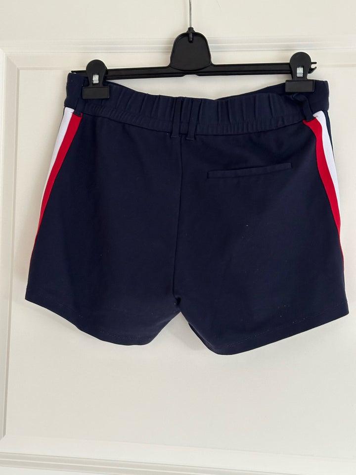 Shorts, Jacquline De Young , str. 38