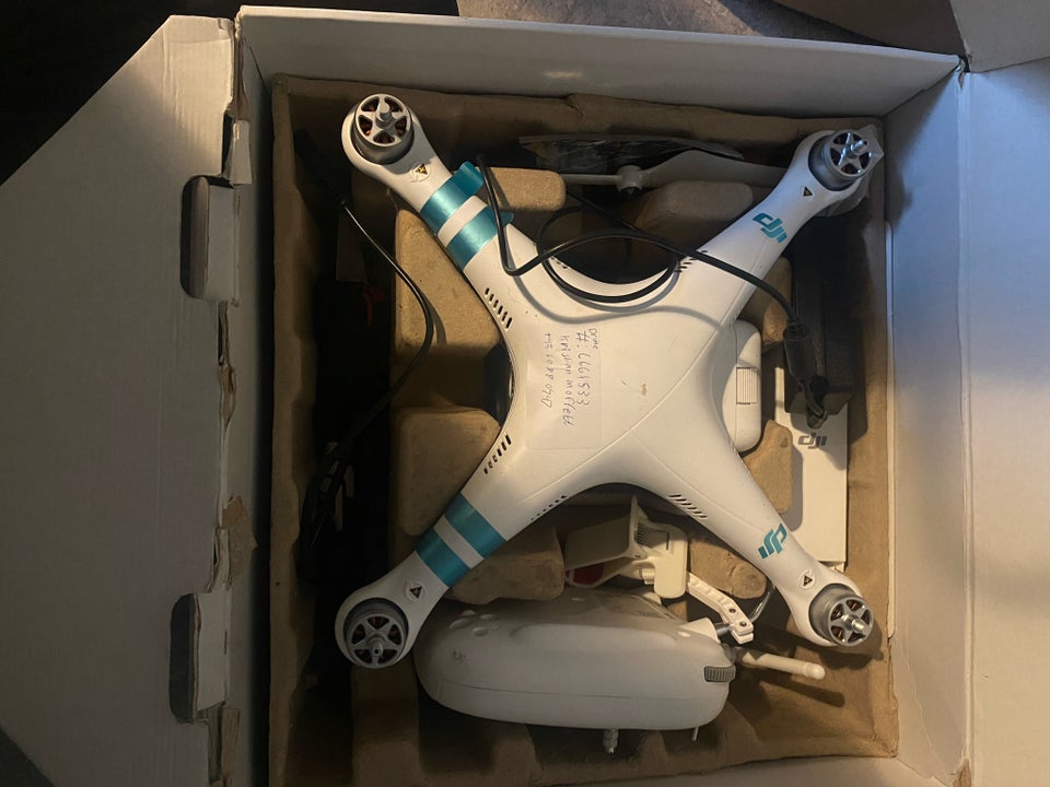 DJI Phantom 3 drone DJI  Phantom 3