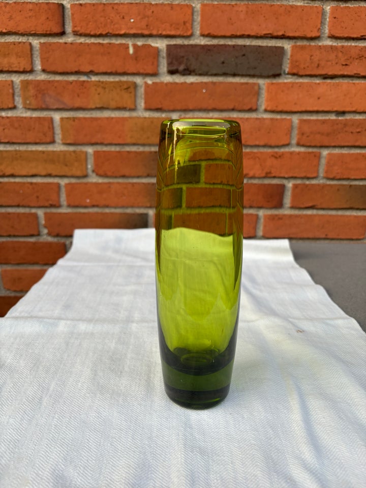 Glas Majgrøn torpedoformet vase