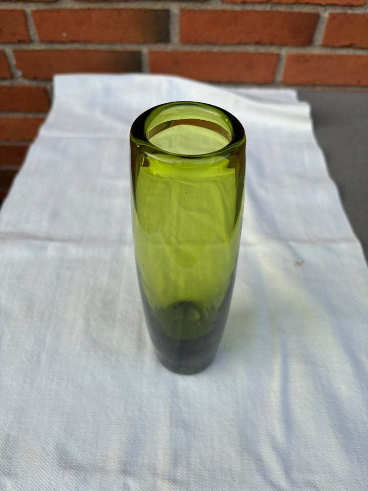 Glas Majgrøn torpedoformet vase