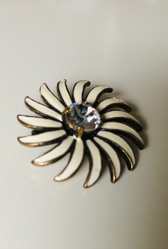 Broche, andet materiale