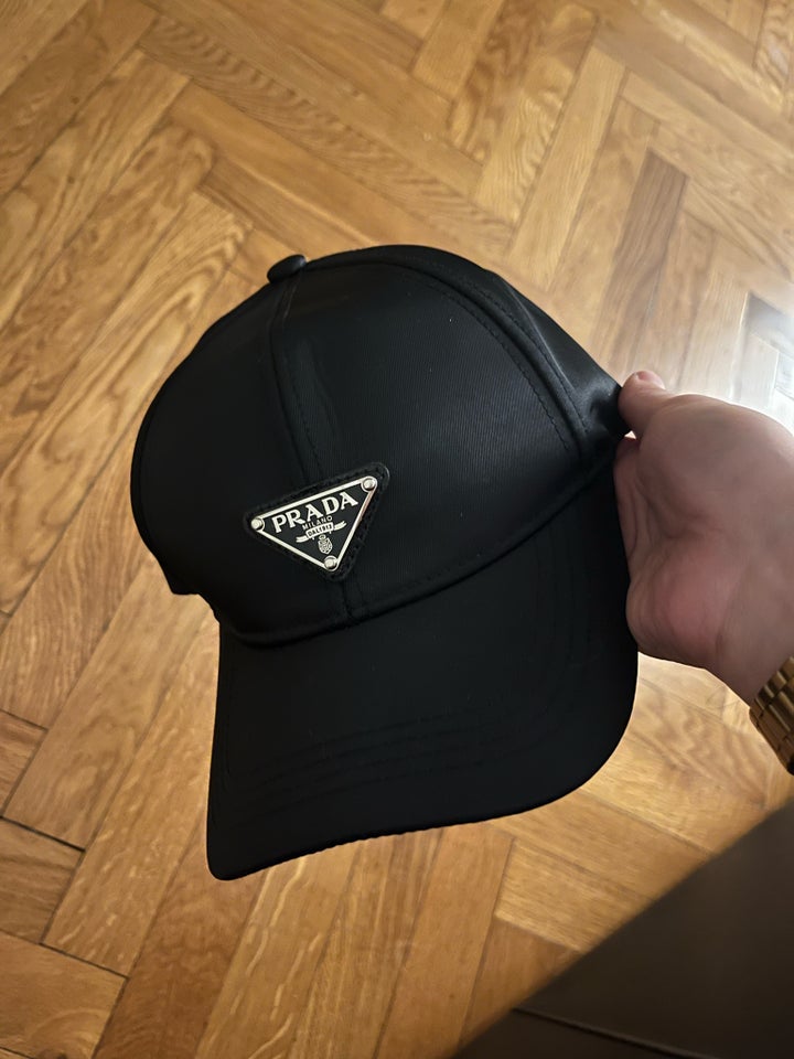 Cap, Prada, Ubrugt