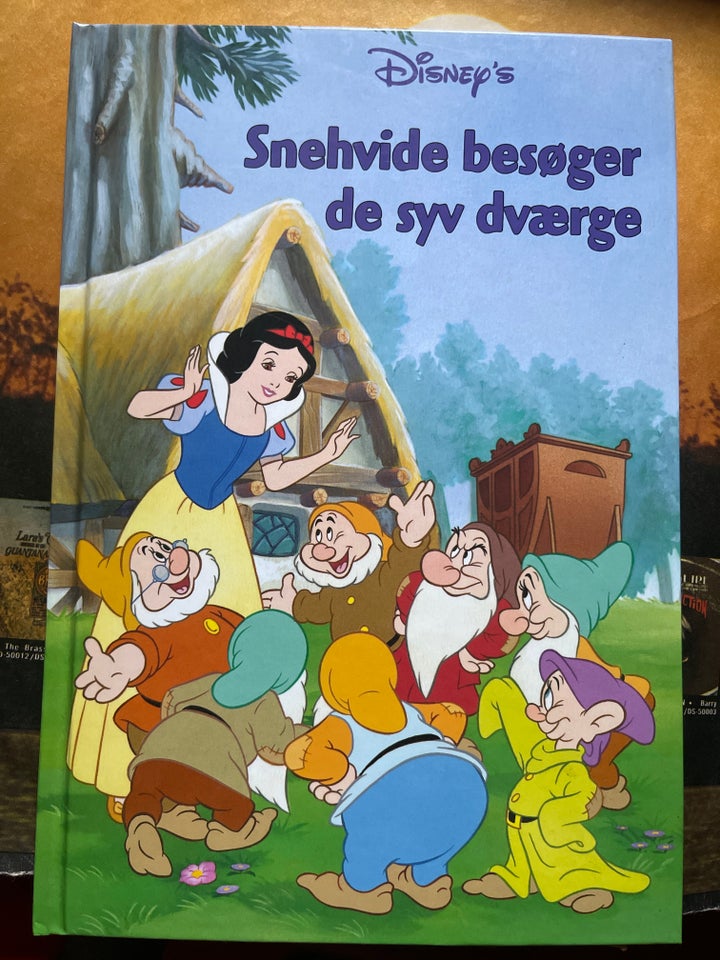 Snehvide besøger de syv dværge,