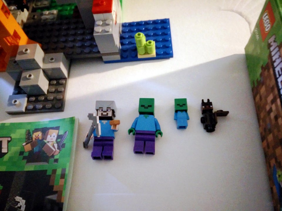 Lego Minecraft, 21141 med kasse og