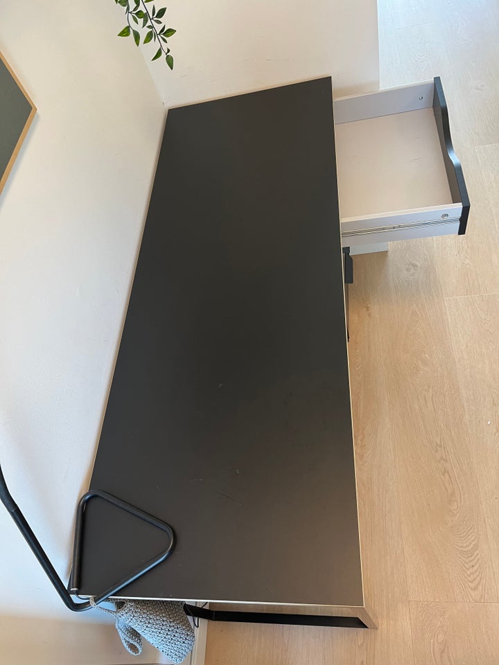 Skrivebord Mål: Højde 76 cm