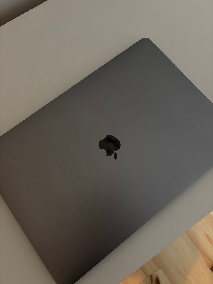 MacBook Pro, 15" Touch/2019, Space