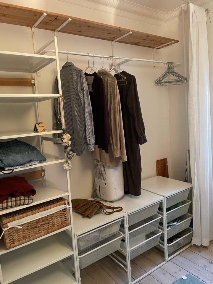 Garderobe med hylde og skuffer,