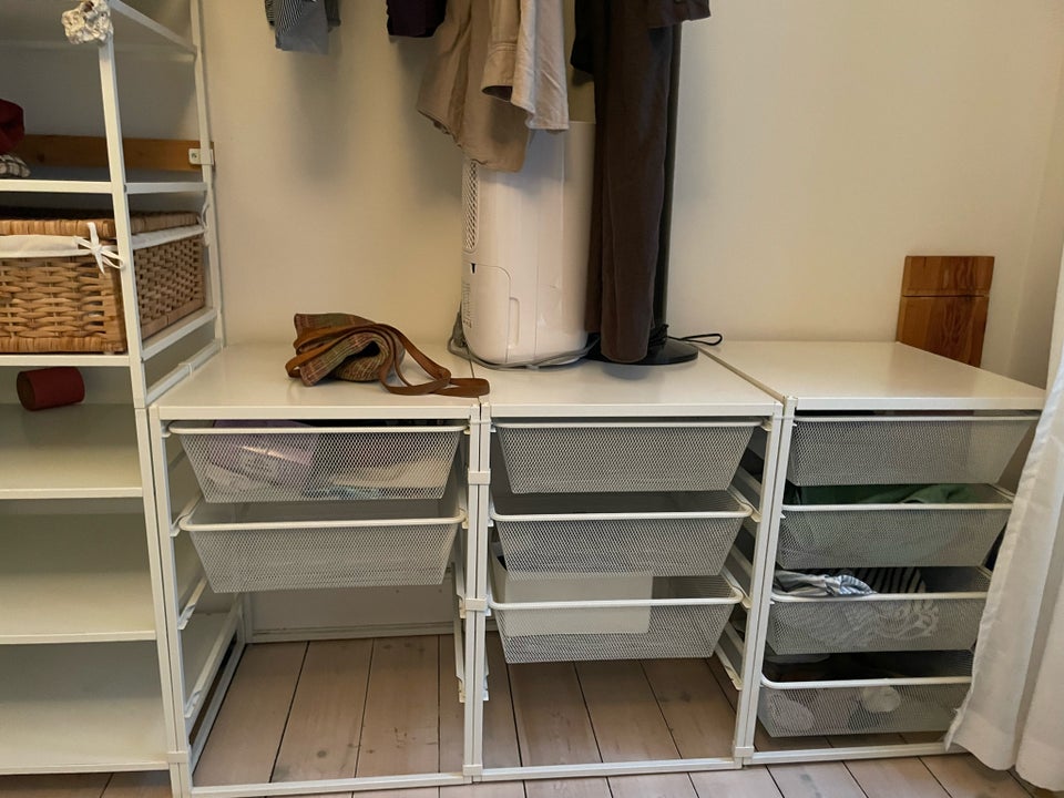 Garderobe med hylde og skuffer,