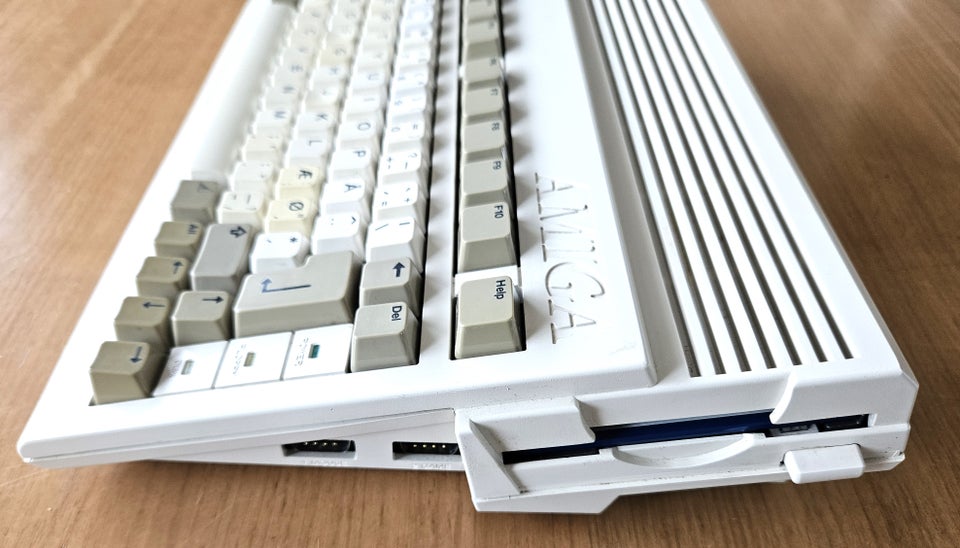 ** SOLGT ** AMIGA 600, spillekonsol