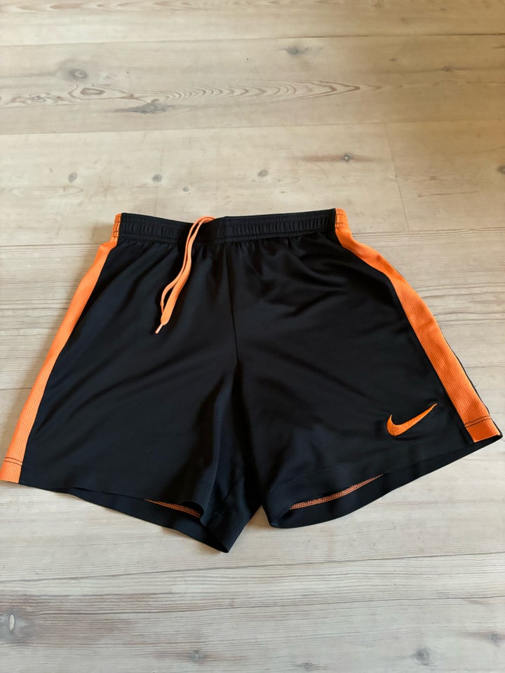 Sportstøj, Cardigan og shorts ,