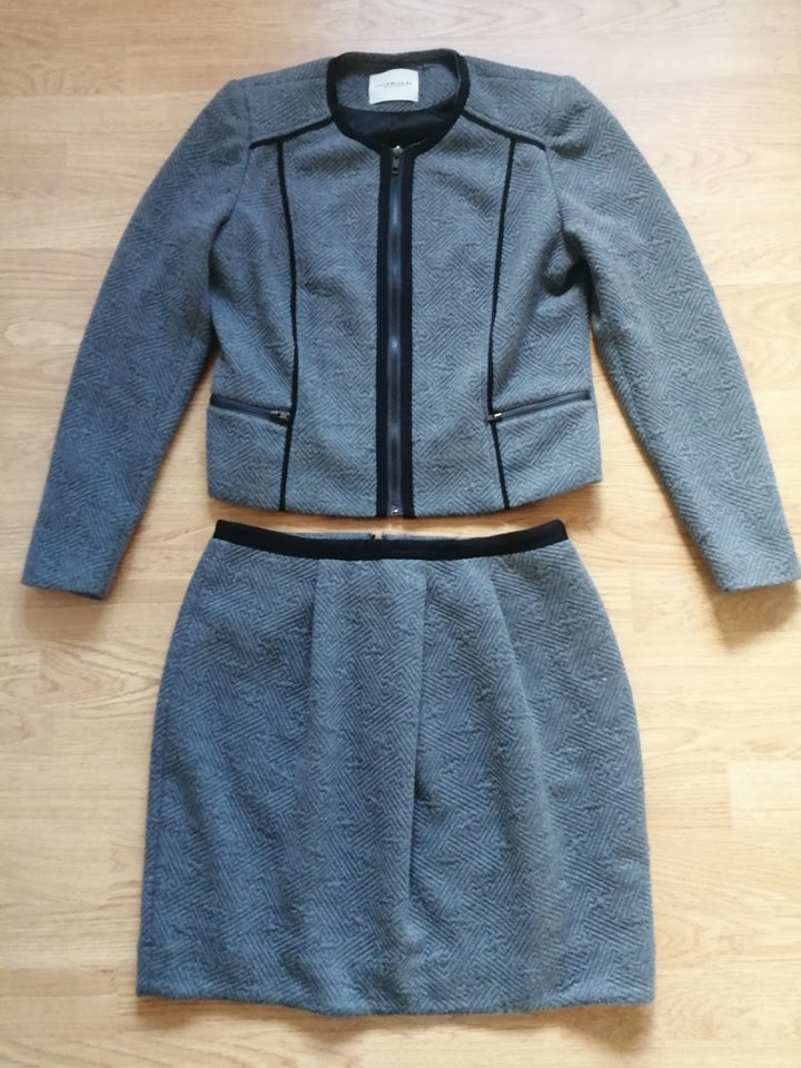 Blazer og nederdel , str. 38,