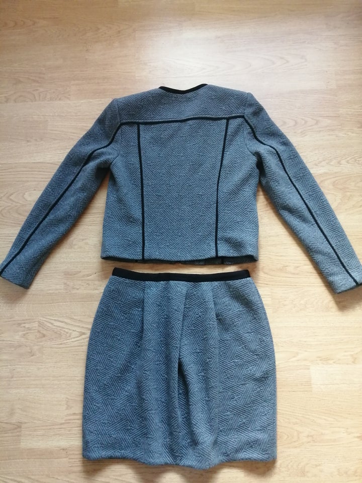 Blazer og nederdel , str. 38,