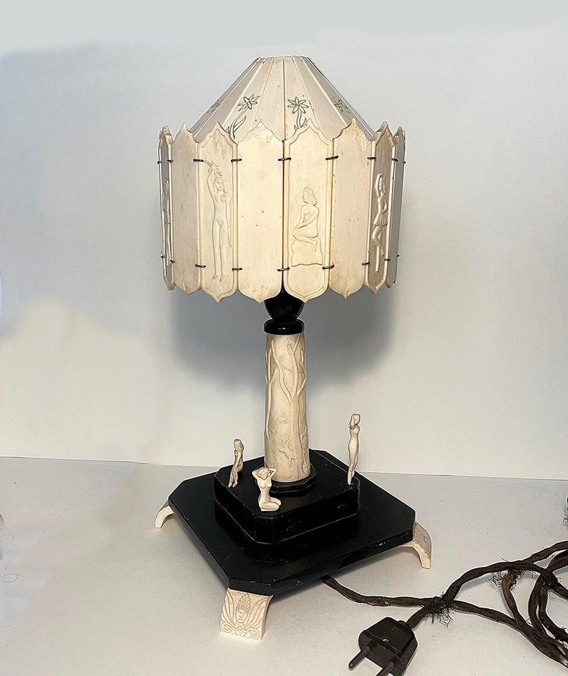 Håndskåret Ben-Lampe 100 år gl