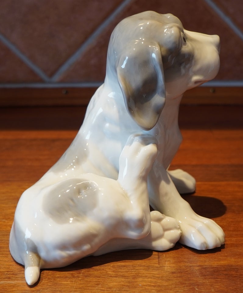 Stor hund / figur af pointer hvalp