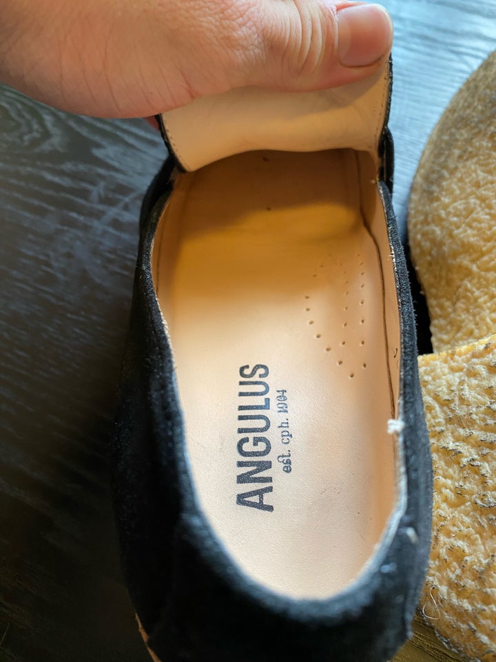 Loafers, str. 39, Angulus