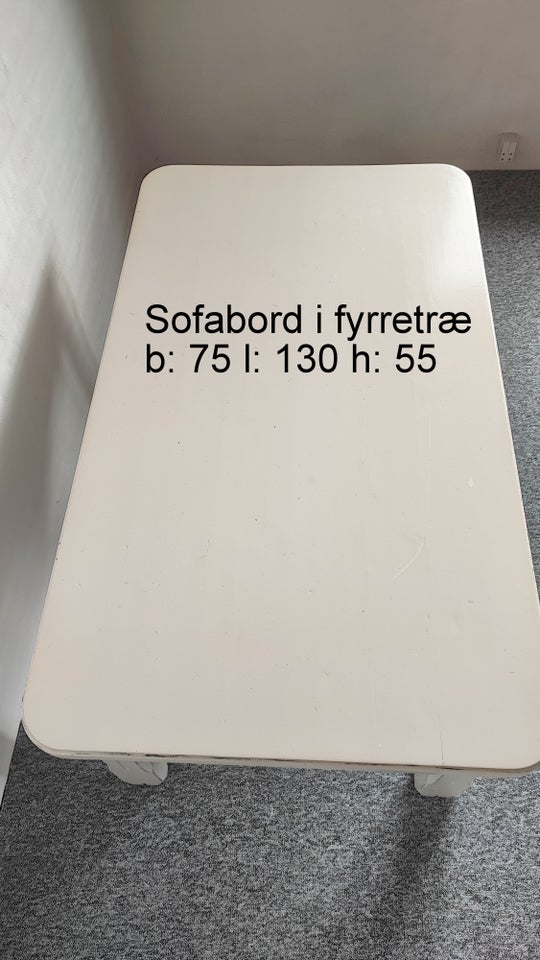 Sofabord og vægreol med hylder