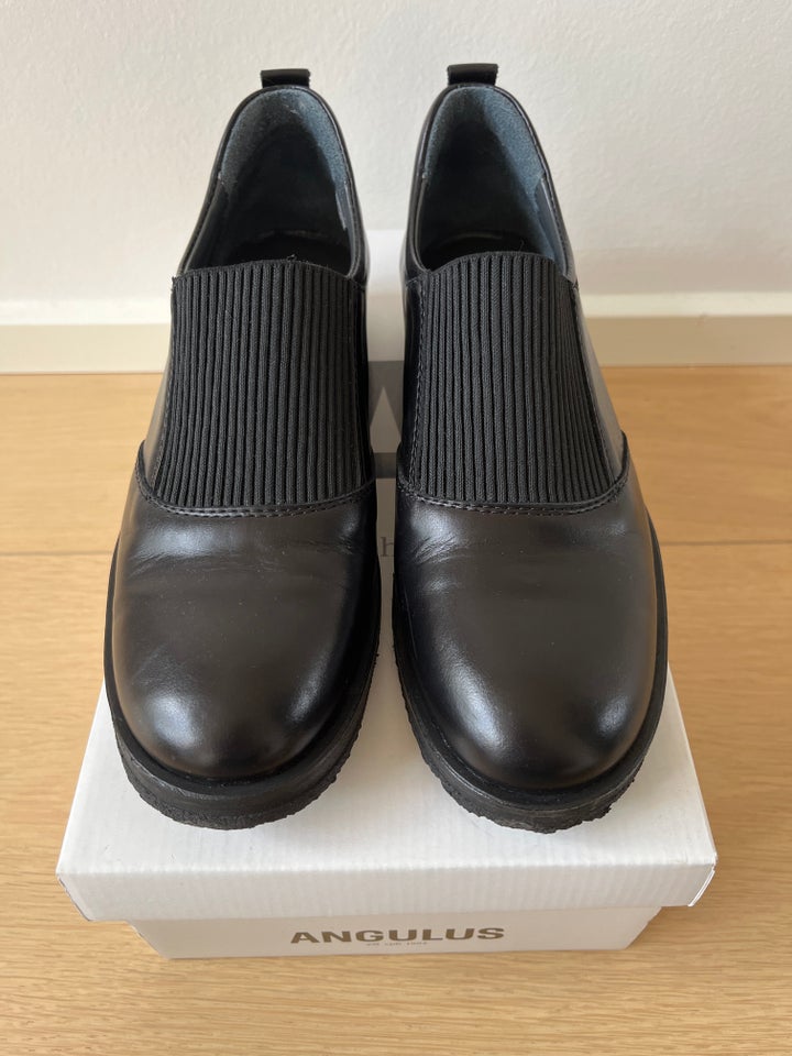 Loafers, str. 36, Angulus