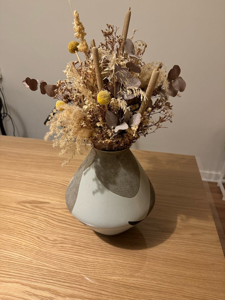 Stor buket tørret blomster med vase