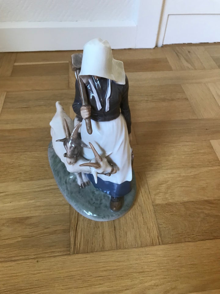 Kgl porcelænsfigur bondepige med