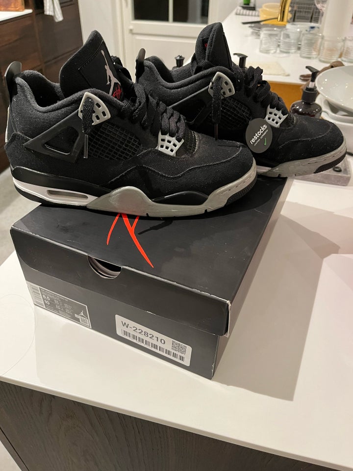 Sneakers, str. 42, Air Jordan 4