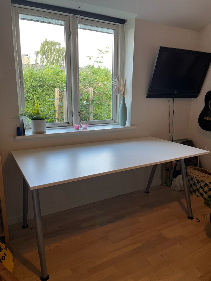 Skrive-/computerbord Ikea b: