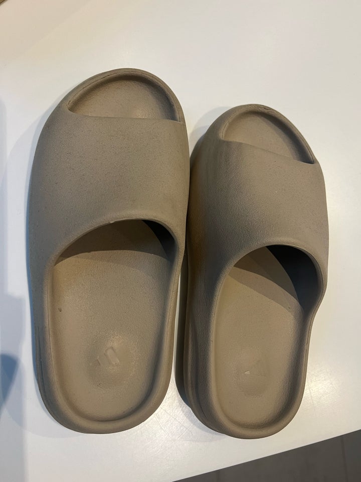 Sandaler, Yezzy, str. 39