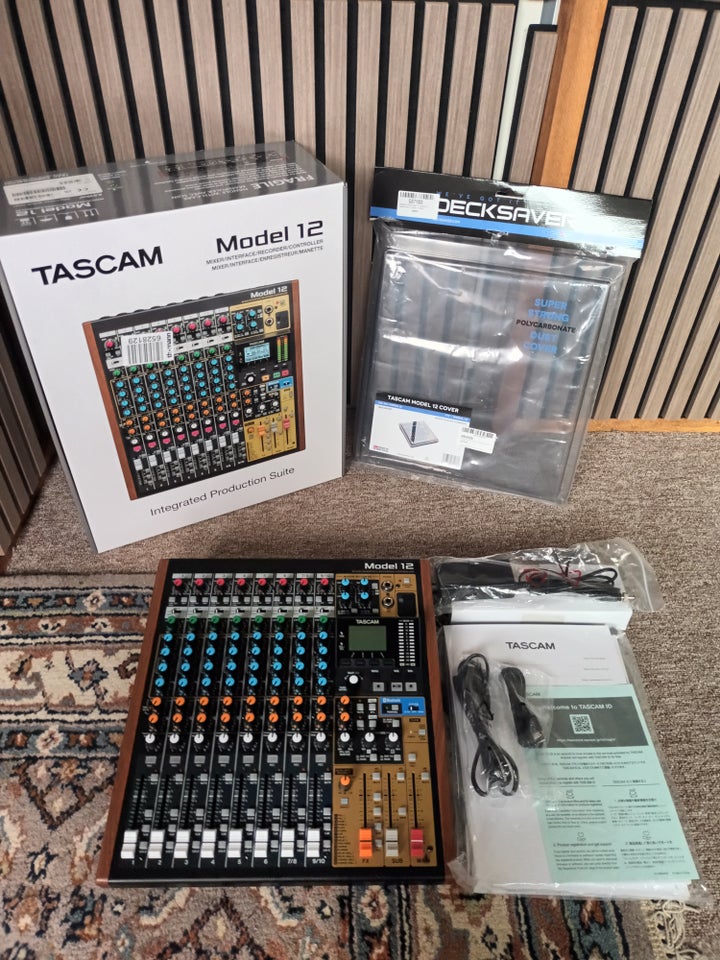 Tascam Model 12 + mic + Stativer