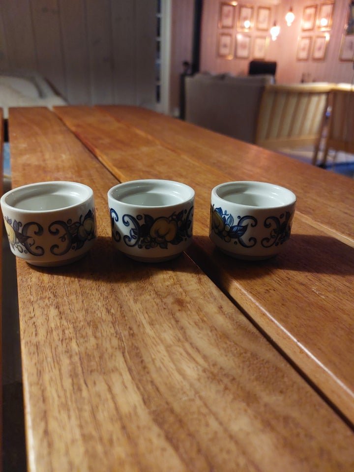 Porcelæn, 2 suppeskåle og 3