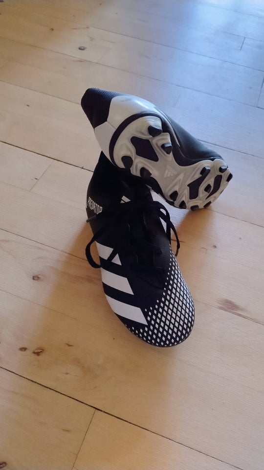 Fodboldstøvler, Adidas predator