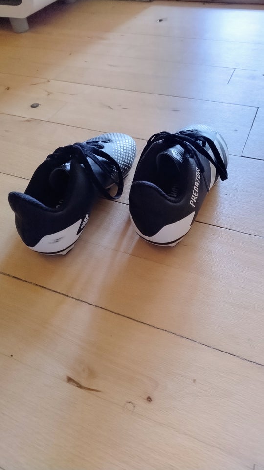 Fodboldstøvler, Adidas predator