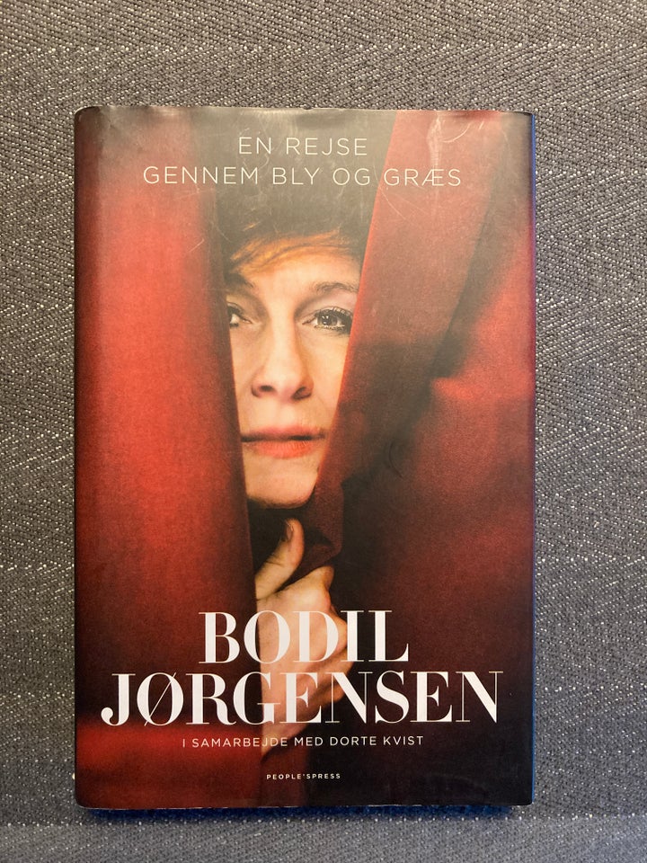 En rejse gennem bly og græs, Bodil