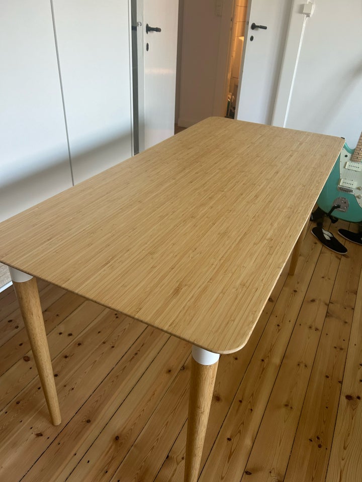 Skrivebord Ikea b: 140 d: 65 h: 73