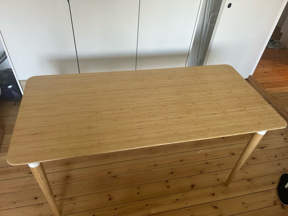 Skrivebord Ikea b: 140 d: 65 h: 73