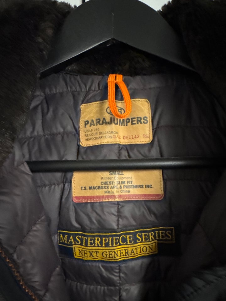 Pels, str. 36, Parajumpers