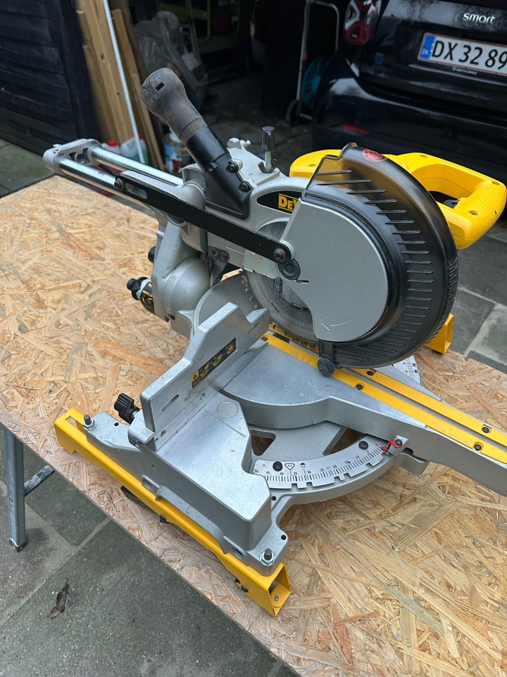 Afkortersav, DeWalt 712n