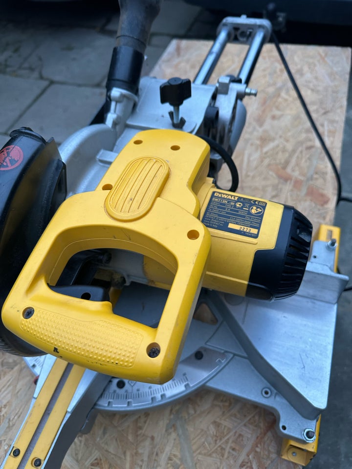 Afkortersav, DeWalt 712n