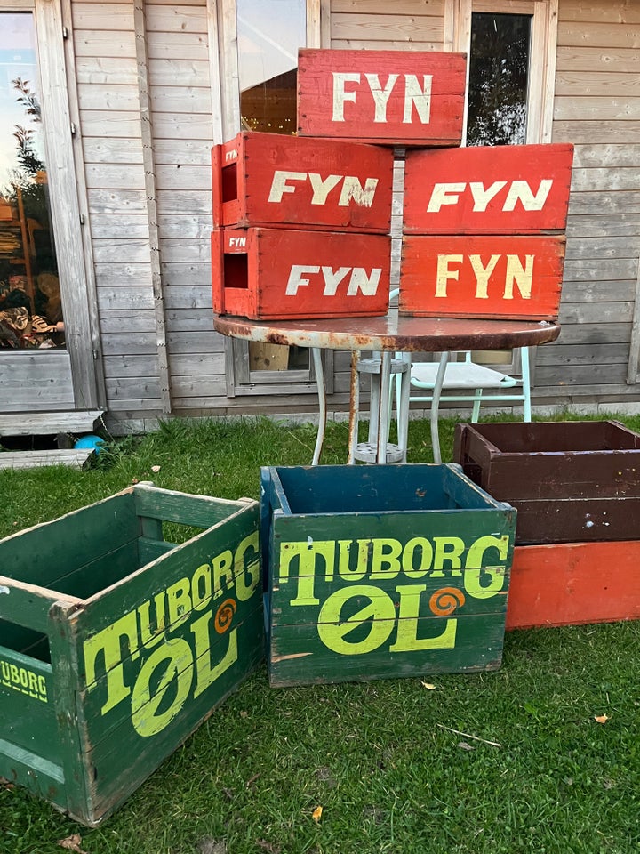 9 sodavand- og ølkasser  Tuborg og