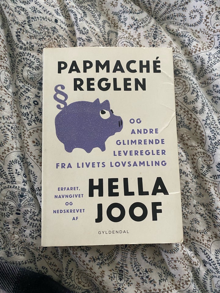 Papmachéreglen, Hella Joof, emne: