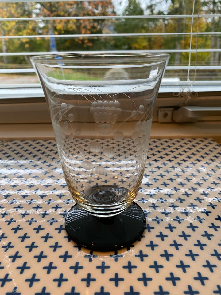 Glas, Ølglas og et enkelt vinglas,