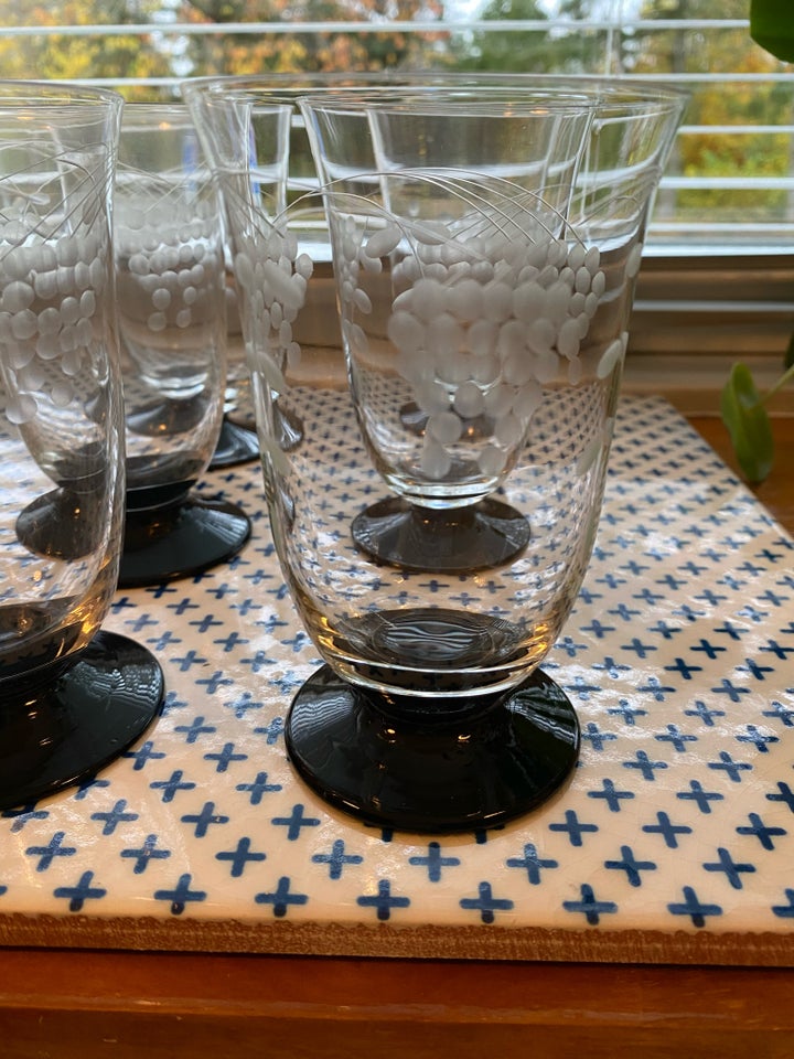 Glas, Ølglas og et enkelt vinglas,