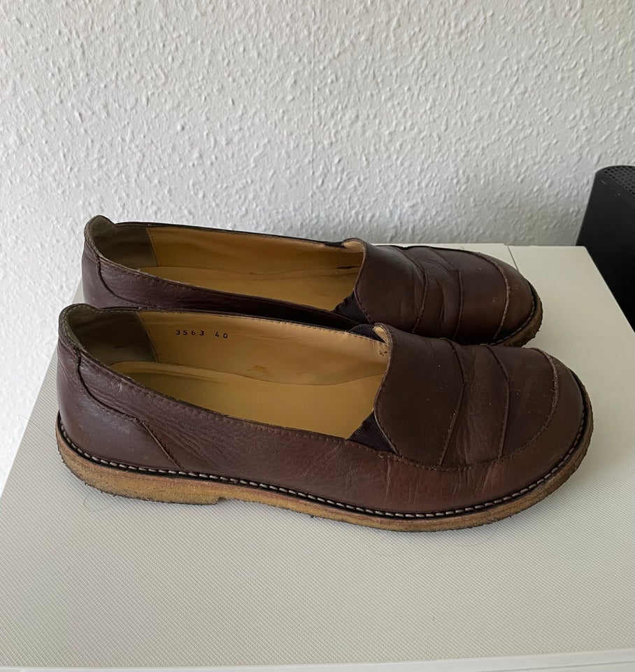 Loafers, str. 40, Angulus