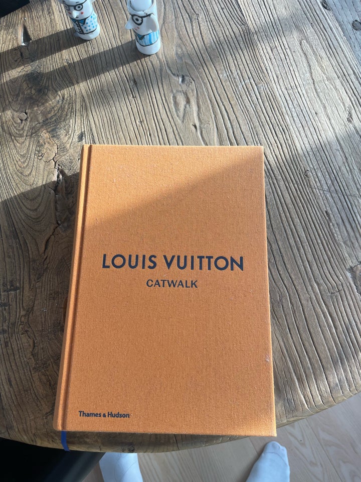 Bøger og blade, Louis Vuitton