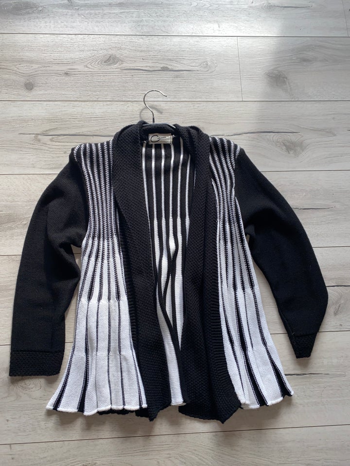 Cardigan, Casamia exclusive, str.